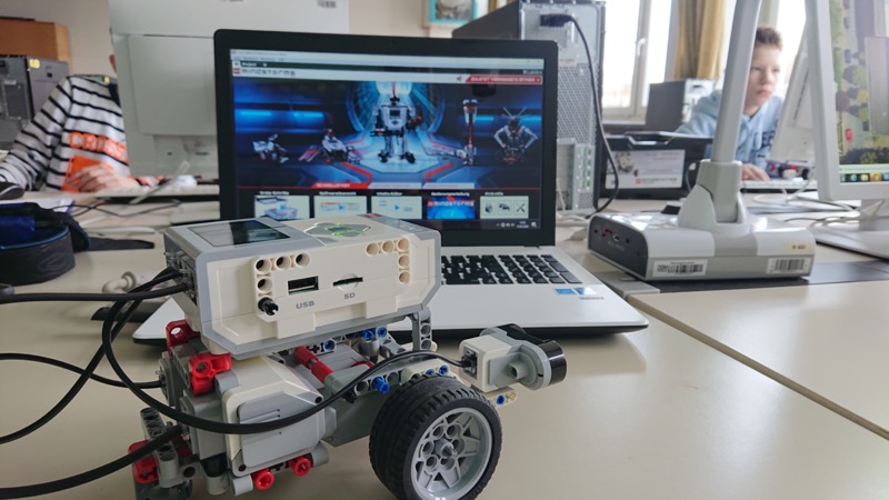 Glückliches Kind mit Roboter