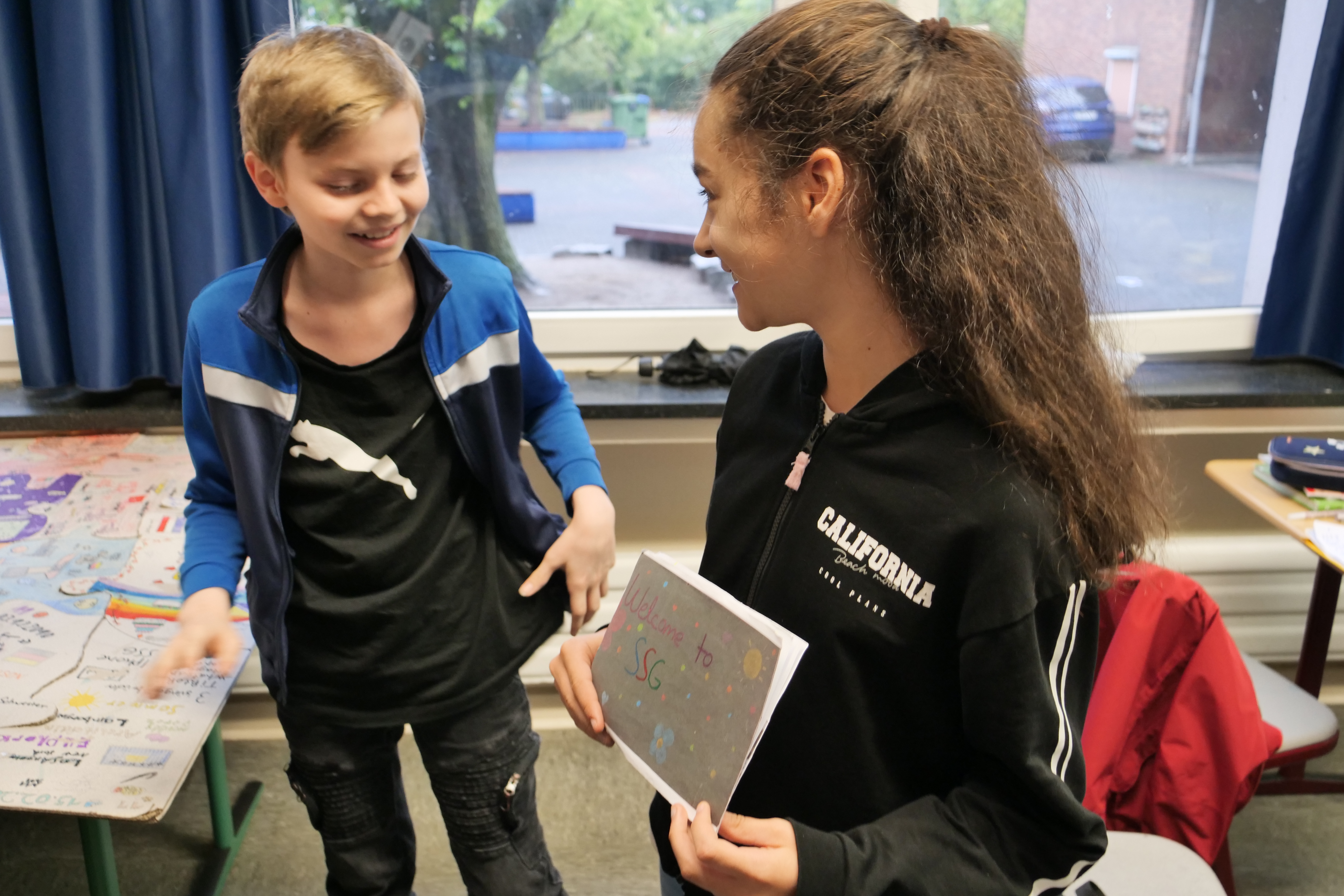 Glückliche Kinder in einem Klassenraum