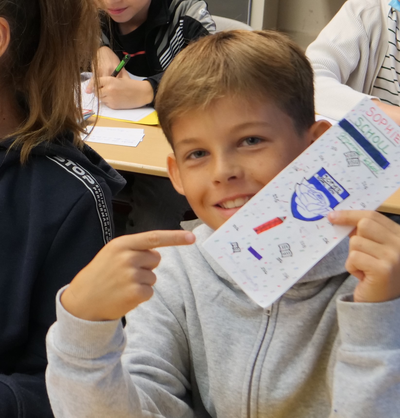 Glückliche Kinder in einem Klassenraum