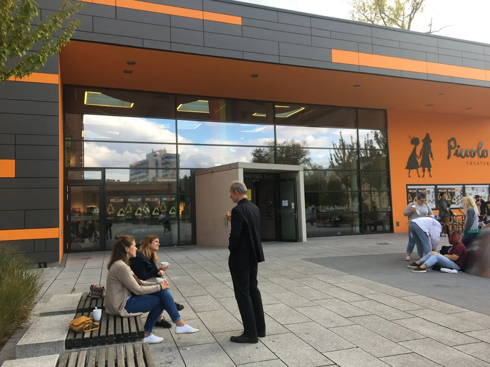 Vor dem Piccolo Theater in Cottbus