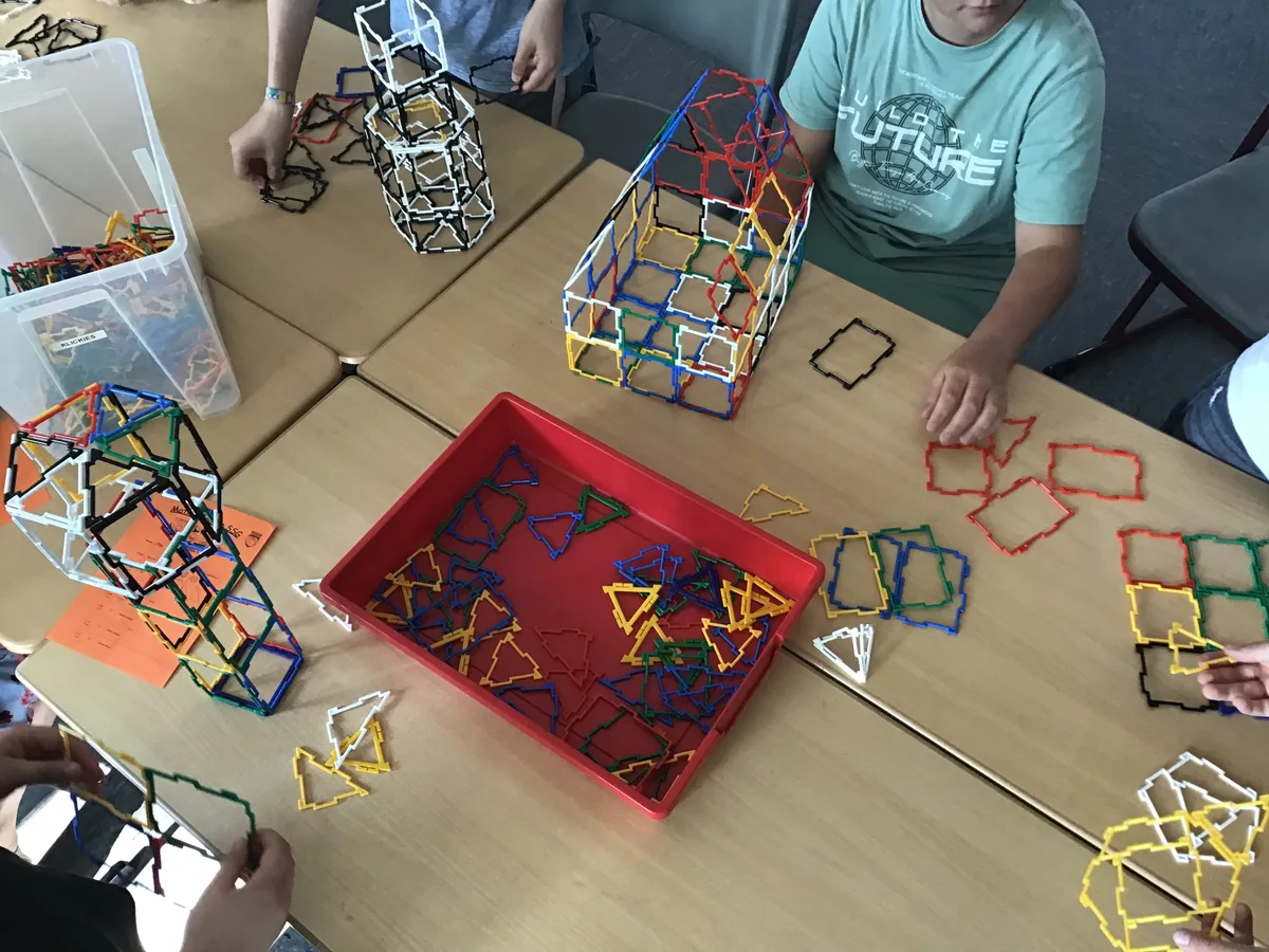 Bauen geometrischer Körper mit Steckplättchen