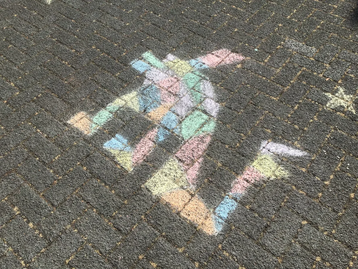 Kreidebild auf dem Schulhof beim Mathe-Tag