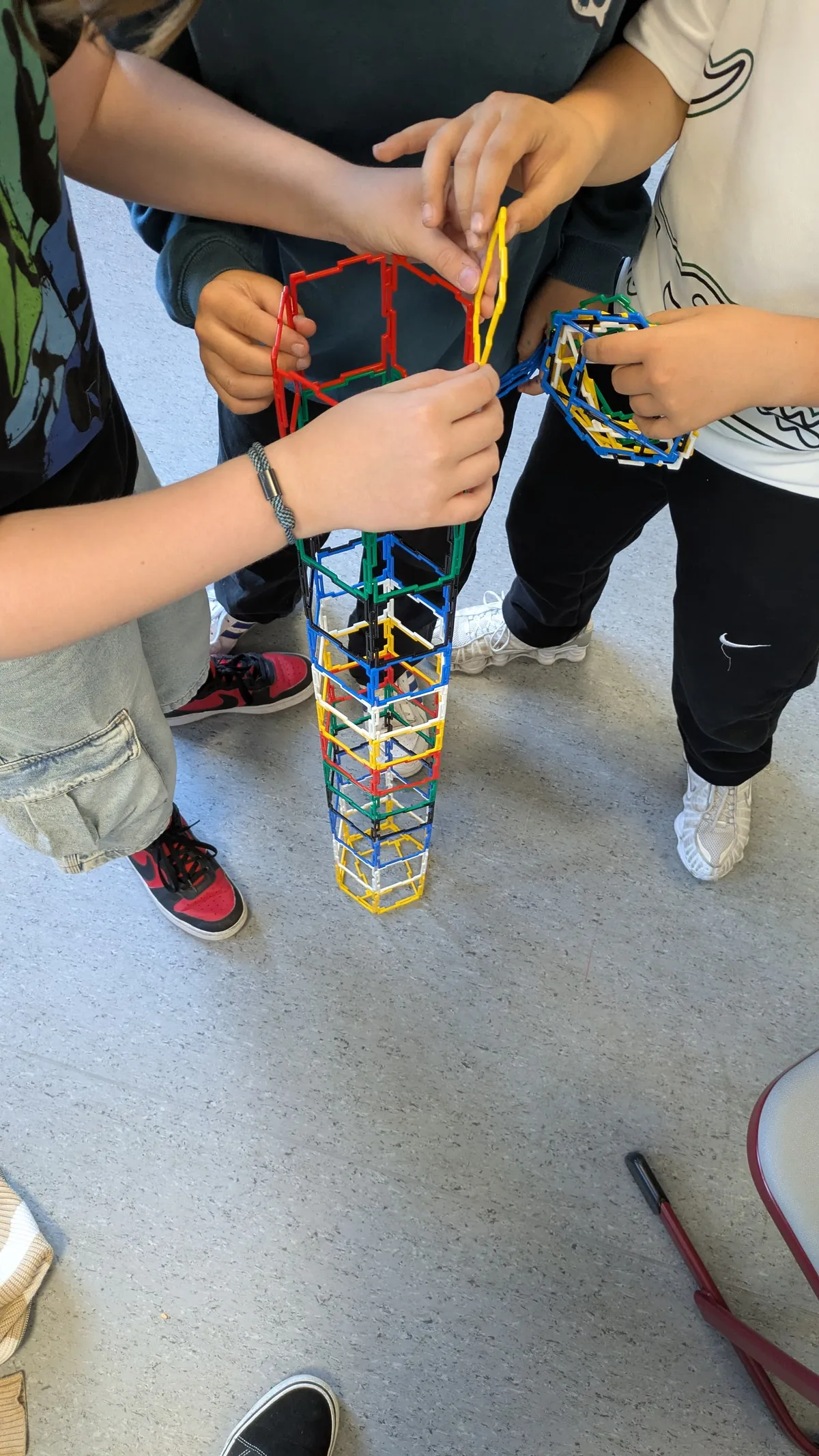 Gemeinsam gesteckter Geometrie-Turm