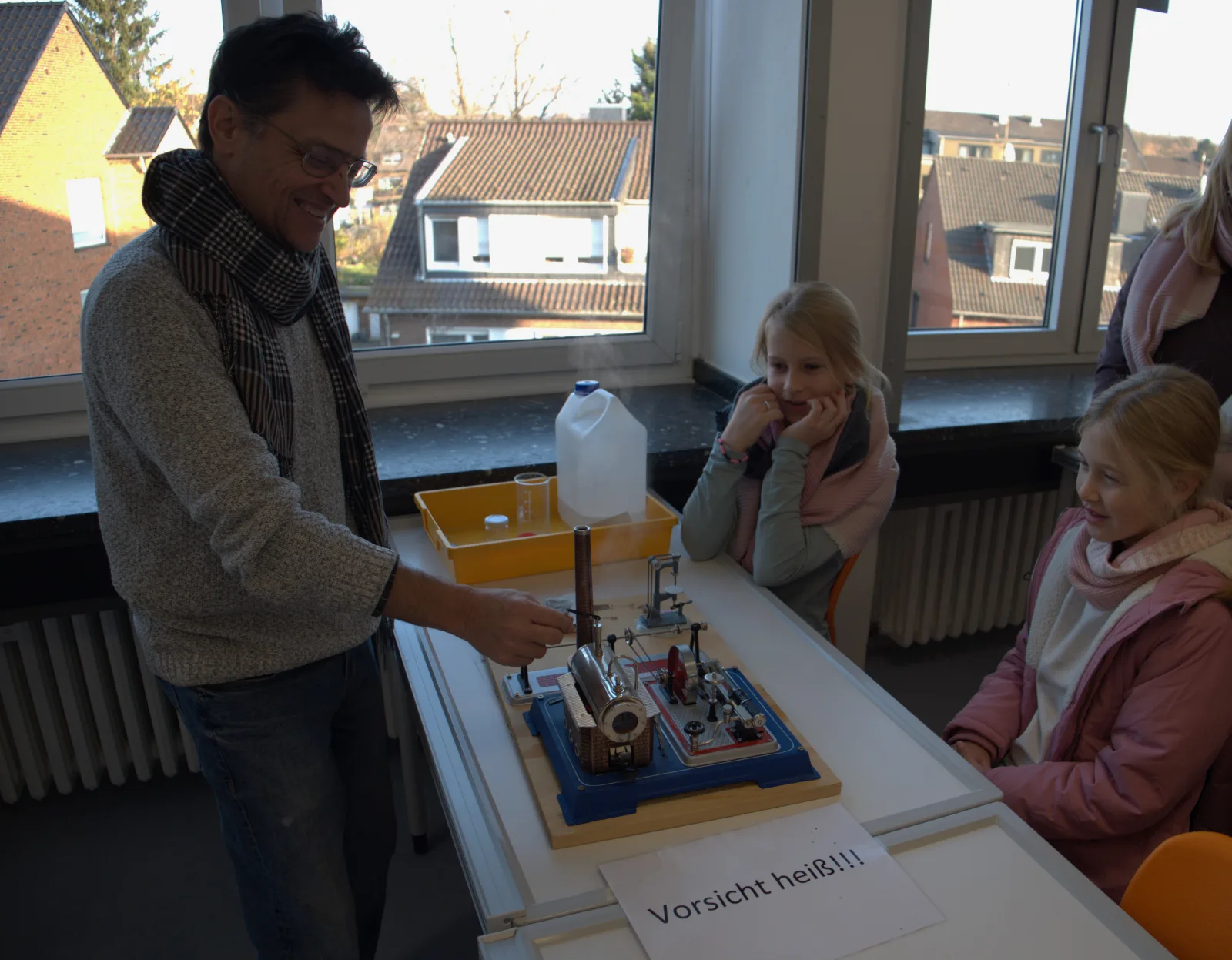 Physikunterricht – Demonstration eines Dampfmaschinen-Modells
