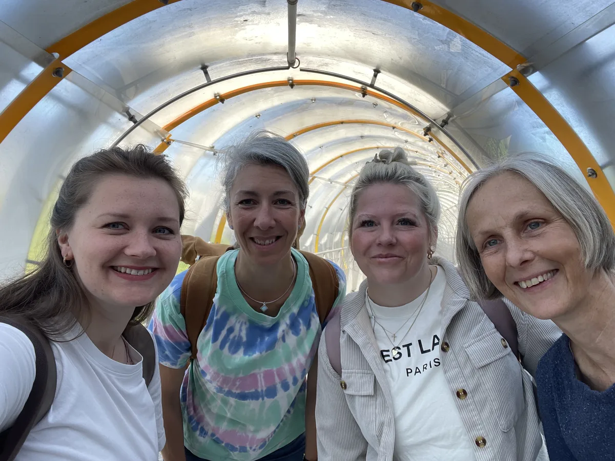 Austauschgruppe in einer Rutschenröhre im Universum Bremen