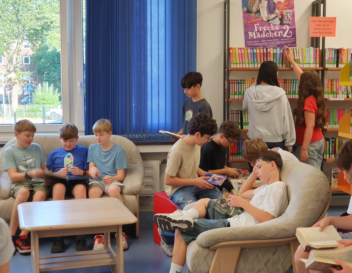 Schüler:innen lesen in der Leseecke der Schulbücherei