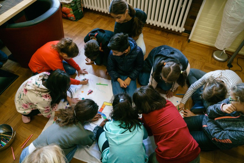 Glückliche Kinder mit Malstiften